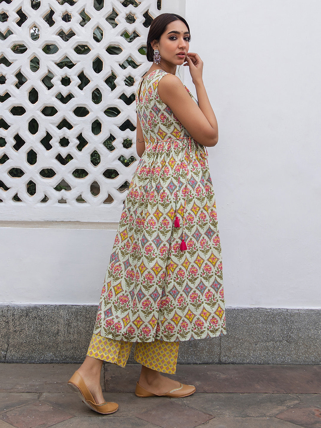 SLEEVELESS LIGHT GREEN ETHNIC KURTA SET